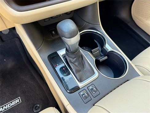Used 2019 Toyota Highlander XLE image 29