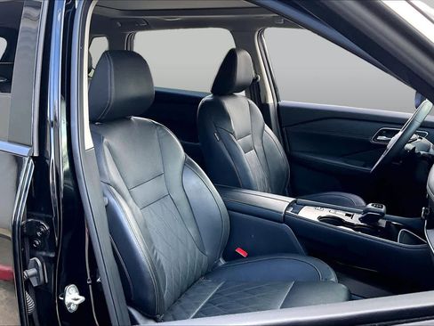 Certified 2025 Nissan Rogue Platinum FWD image 9