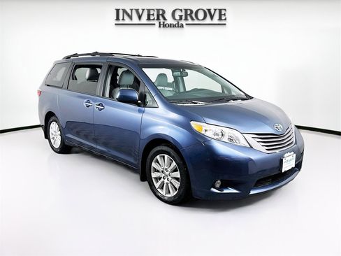 Used 2017 Toyota Sienna XLE image 3