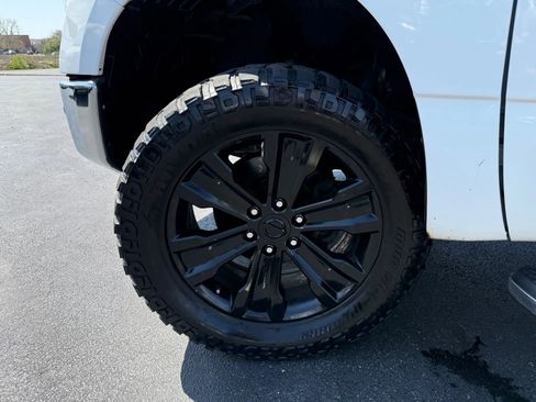 Used 2018 Nissan Titan SV w/ SV Convenience Package image 40