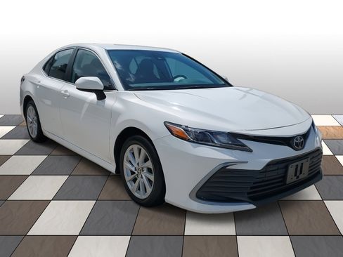 Used 2021 Toyota Camry LE image 3