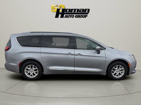 Used 2020 Chrysler Pacifica Touring-L FWD image 6