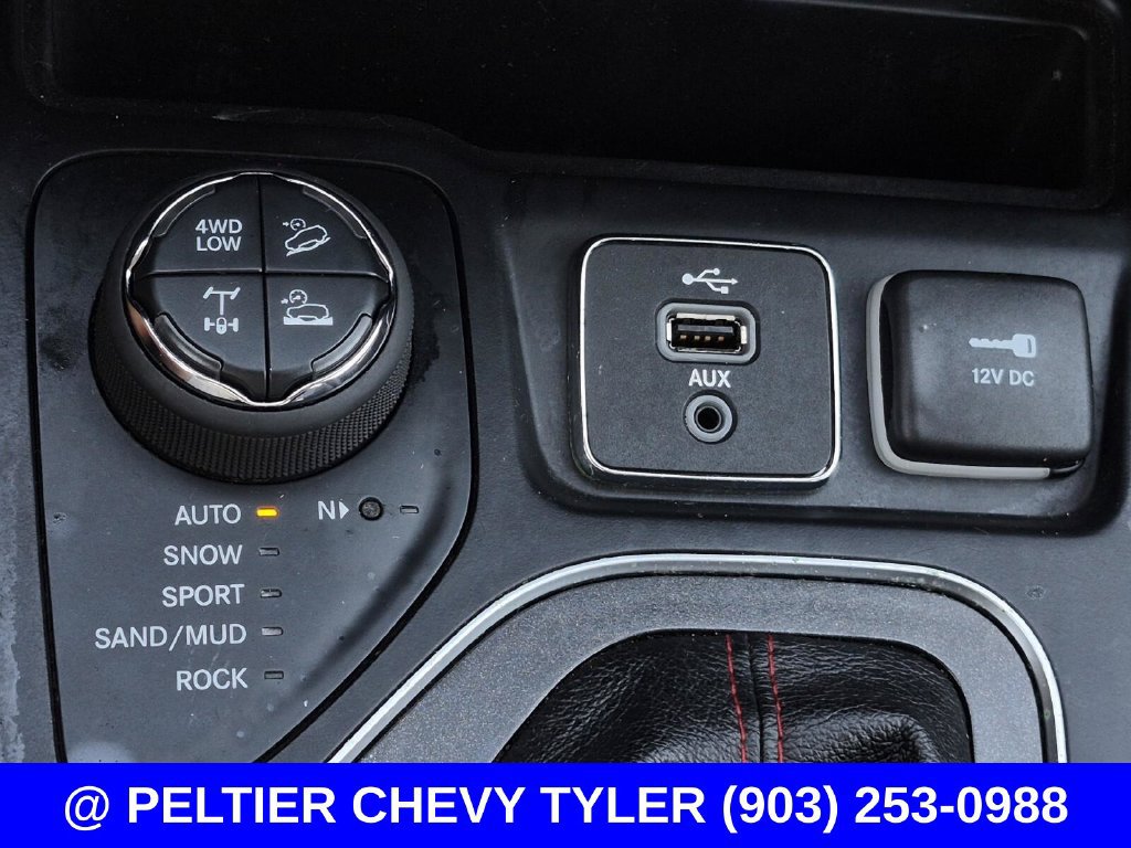 Used 2019 Jeep Cherokee Trailhawk w/ Cold Weather Group AWD/4WD image 27