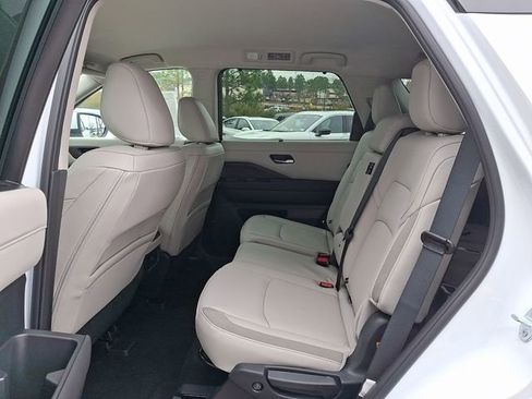 New 2025 Nissan Pathfinder SL image 9