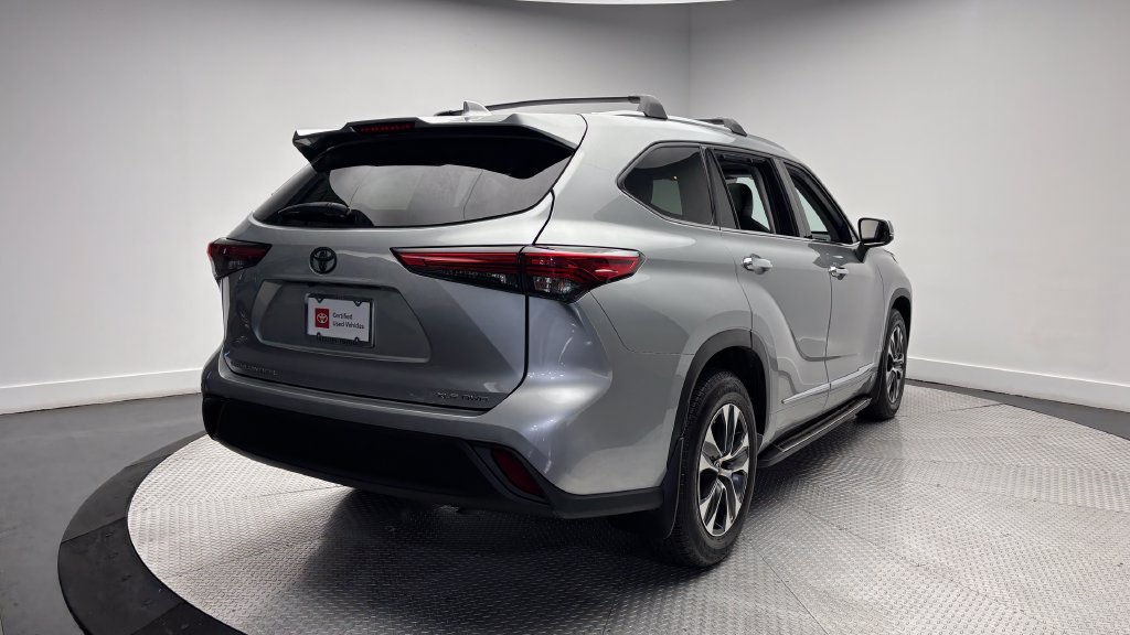 Certified 2021 Toyota Highlander XLE AWD/4WD image 42
