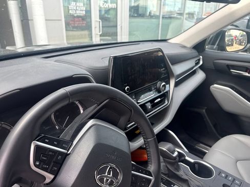 Used 2023 Toyota Highlander XLE AWD/4WD image 14