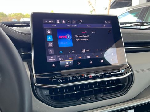 Used 2025 Jeep Compass Limited image 21