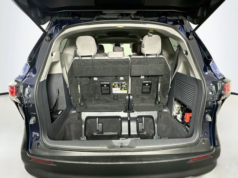 Used 2024 Toyota Sienna LE AWD/4WD image 25