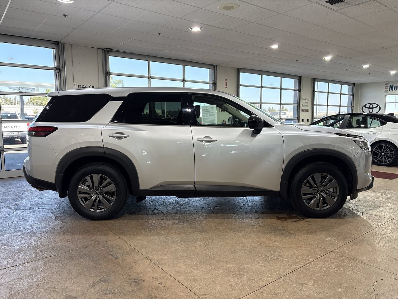 Used 2025 Nissan Pathfinder S FWD image 3