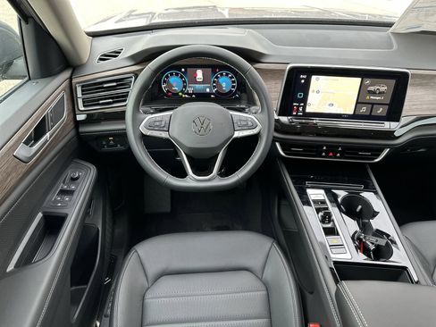Used 2025 Volkswagen Atlas SEL image 17