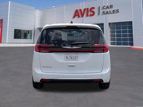 Used 2024 Chrysler Pacifica Touring-L FWD image 7