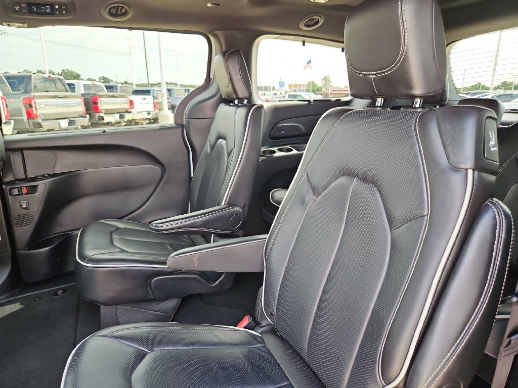 Used 2025 Chrysler Pacifica Limited FWD image 15