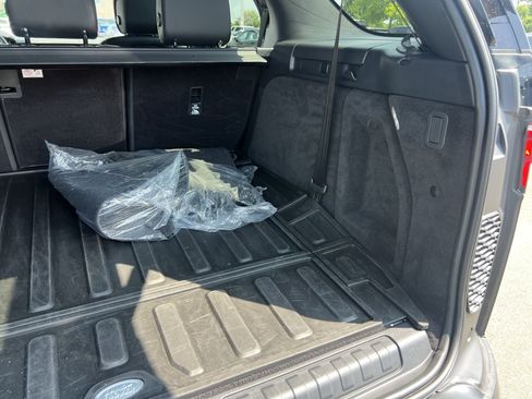 Certified 2025 Land Rover Discovery S AWD/4WD image 39