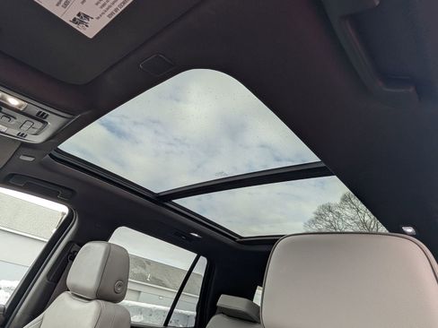 Used 2023 GMC Yukon SLT w/ SLT Premium Package image 11