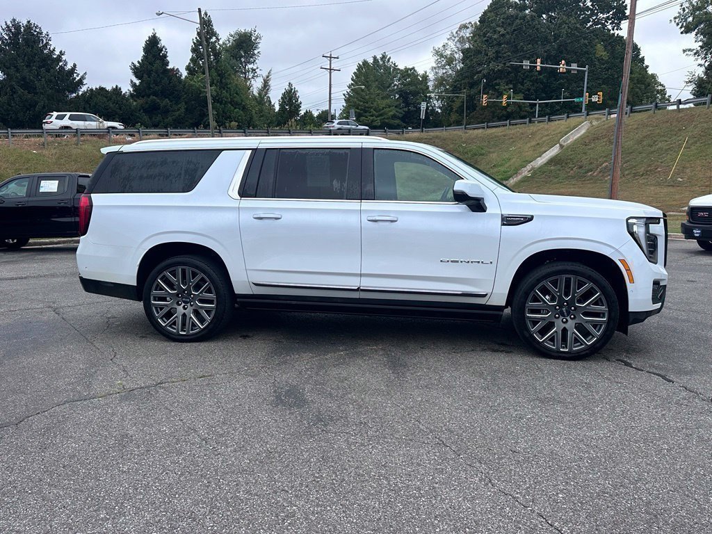 Used 2026 GMC Yukon XL Denali Ultimate w/ LPO, Illumination Package AWD/4WD image 8