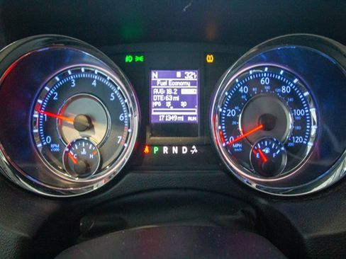 Used 2012 Chrysler Town & Country Limited image 11