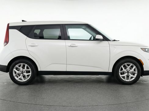 Used 2025 Kia Soul LX w/ LX Technology Package FWD image 11