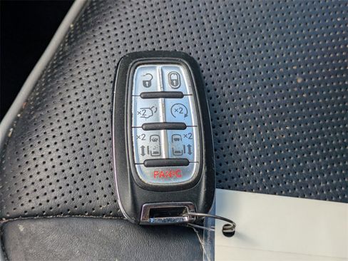 Used 2019 Chrysler Pacifica Limited w/ S Appearance Package image 32