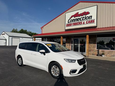 Used 2023 Chrysler Pacifica Touring-L FWD image 1