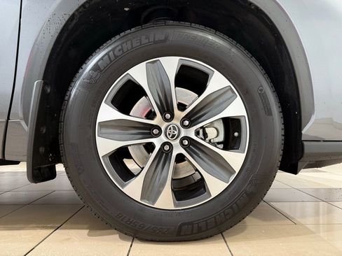 Certified 2023 Toyota Highlander XLE image 9