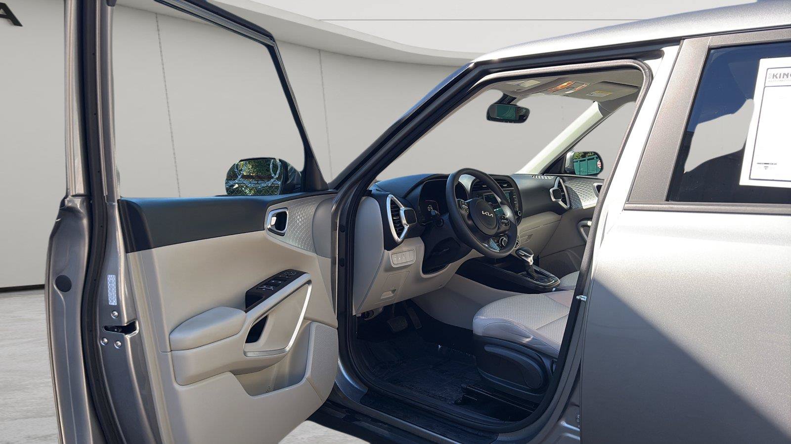 Used 2025 Kia Soul LX w/ LX Technology Package FWD image 24