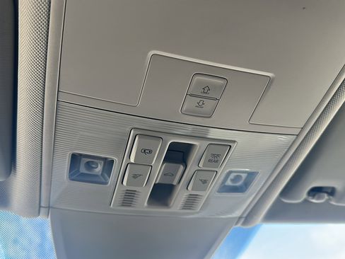 Used 2024 Volkswagen Tiguan SE w/ Panoramic Sunroof Package image 36