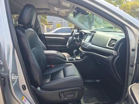 Used 2019 Toyota Highlander XLE AWD/4WD image 6