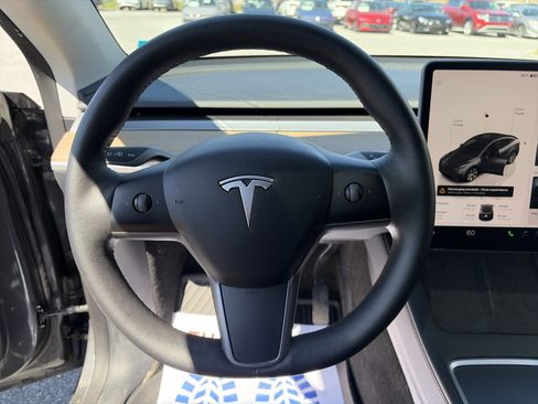 Used 2022 Tesla Model Y Long Range image 33