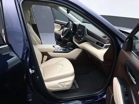 Used 2022 Toyota Highlander XLE image 35