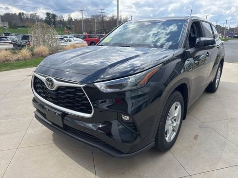 Used 2023 Toyota Highlander LE AWD/4WD image 3