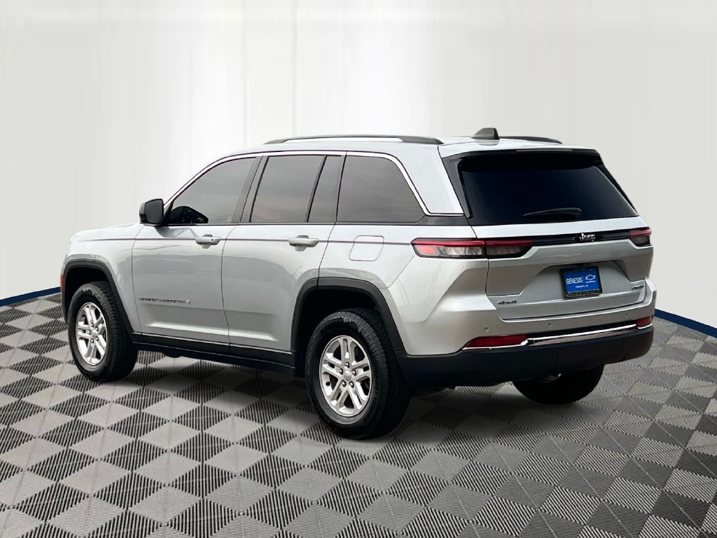 Used 2023 Jeep Grand Cherokee Laredo AWD/4WD image 3
