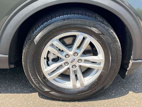 Used 2023 Ford Explorer XLT w/ Equipment Group 202A AWD/4WD image 8