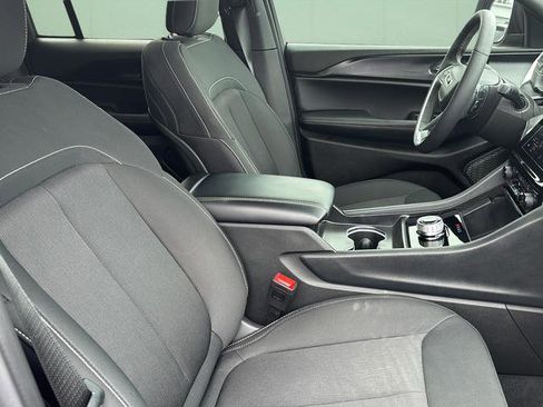 Used 2025 Jeep Grand Cherokee Laredo X w/ Luxury Tech Group I image 40