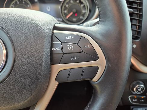 Used 2014 Jeep Cherokee Limited w/ Luxury Group AWD/4WD image 35