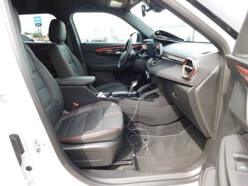 Used 2025 Chevrolet TrailBlazer RS w/ Convenience Package AWD/4WD image 17