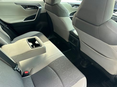 Used 2021 Toyota RAV4 XLE AWD/4WD image 32