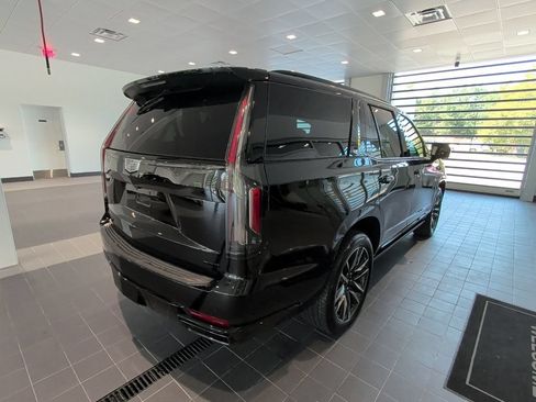 Certified 2022 Cadillac Escalade Sport Platinum w/ Heavy-Duty Trailer Package AWD/4WD image 3