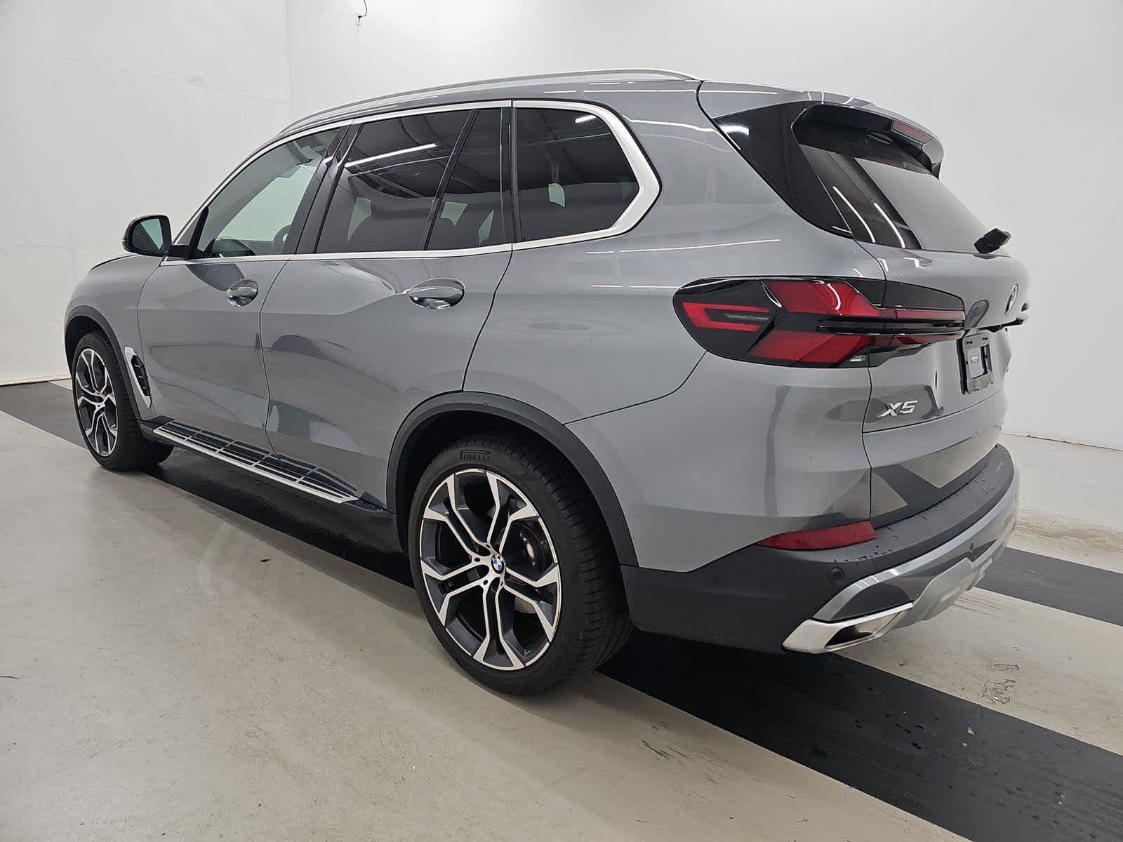 Used 2024 BMW X5 xDrive40i w/ Premium Package AWD/4WD image 3