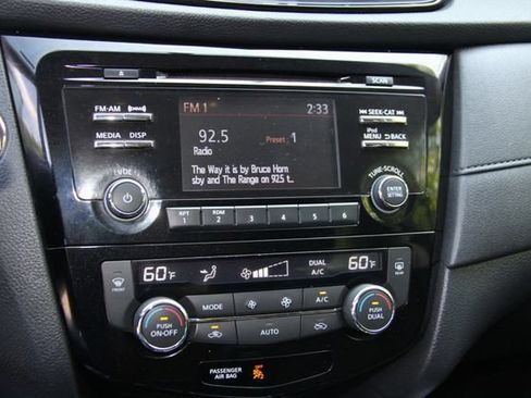Used 2017 Nissan Rogue SV AWD/4WD image 26