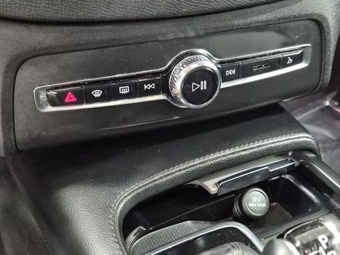 Used 2022 Volvo XC90 T5 Momentum w/ Climate Package image 32