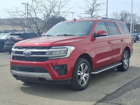 Used 2022 Ford Expedition XLT image 3