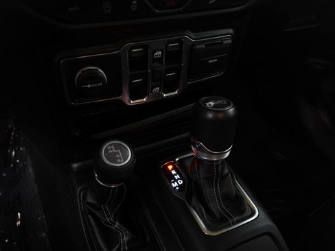 Used 2019 Jeep Wrangler Unlimited Sahara w/ Uconnect 4C Nav & Sound Group image 21