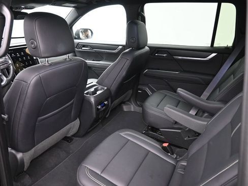 Used 2024 GMC Acadia Elevation image 11