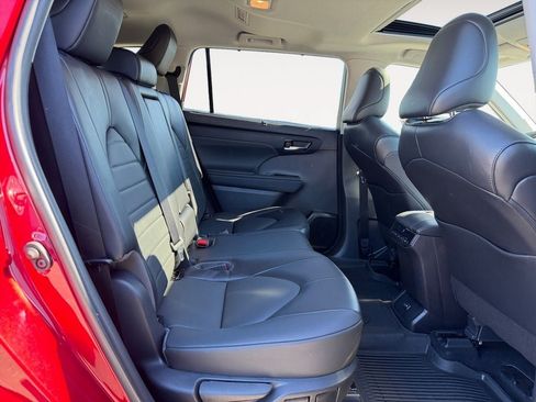 Used 2022 Toyota Highlander XLE AWD/4WD image 23
