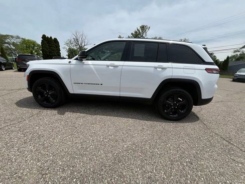 Used 2023 Jeep Grand Cherokee Limited w/ Black Appearance Package AWD/4WD image 2