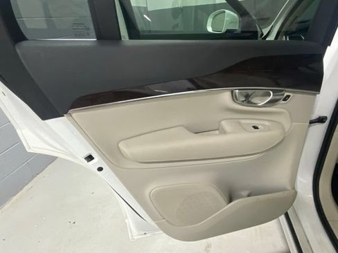 Used 2019 Volvo XC90 T5 Momentum w/ Multimedia Package AWD/4WD image 8