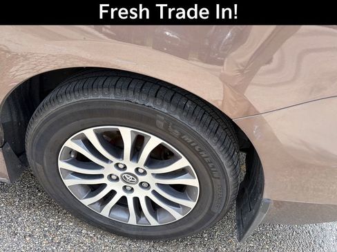 Used 2019 Toyota Sienna XLE Premium FWD image 6