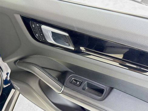 Used 2022 Porsche Cayenne Coupe w/ Premium Package image 36