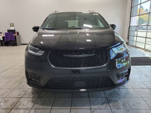 New 2026 Chrysler Pacifica Limited w/ S Appearance Package image 2