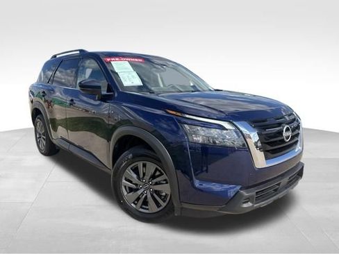 Used 2025 Nissan Pathfinder SV FWD image 2